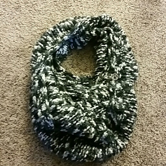 Lululemon Hickey Hider Scarf - Picture 3 of 4